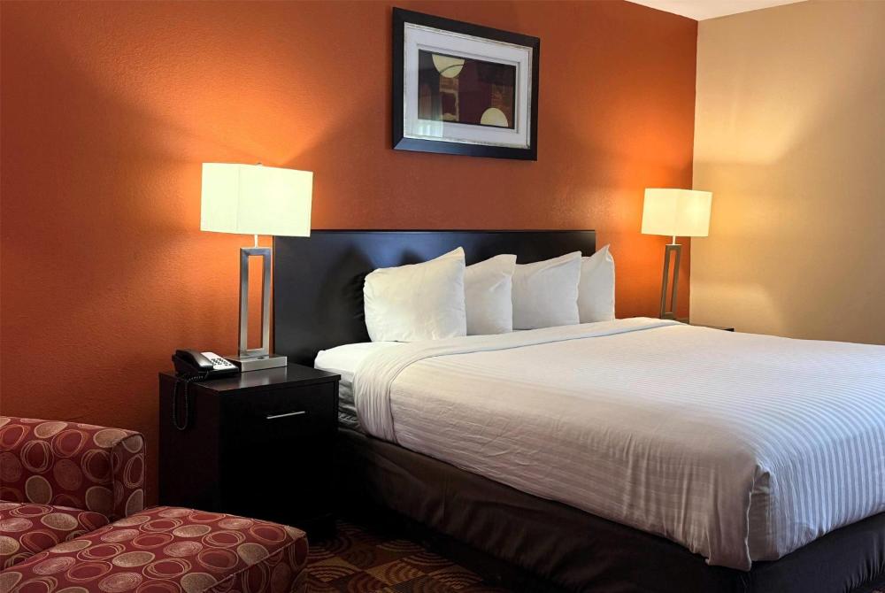 Deluxe King Room - Non-Smoking interior