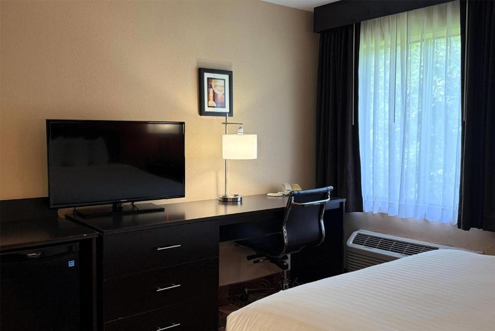 Deluxe Queen Room - Non-Smoking interior